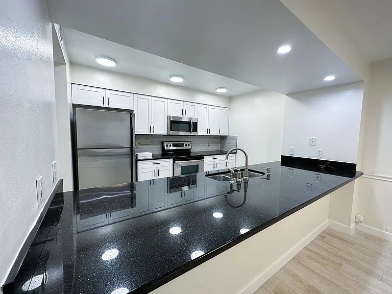 2530 W Maryland Ave #B — Photo 13