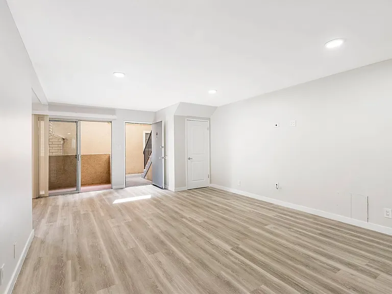 Tarzana Court Apartments — Photo 13