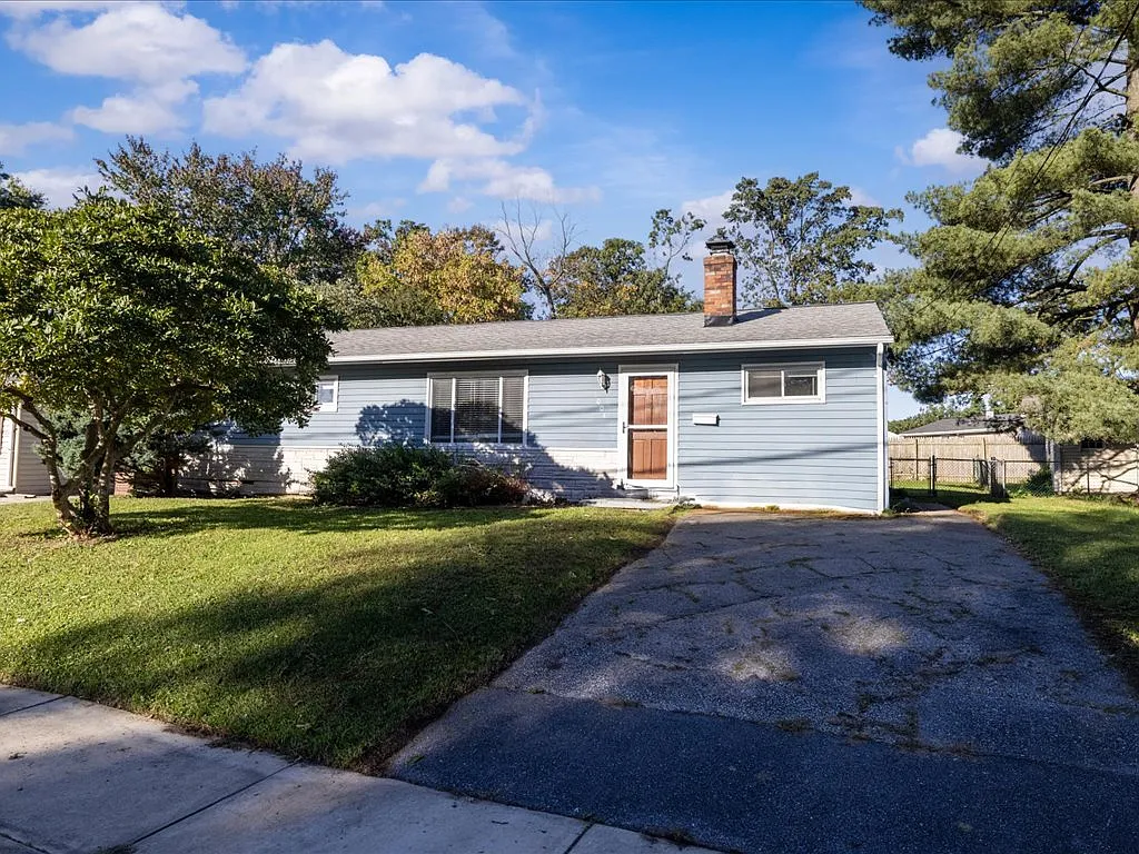 1004 Phillip Dr photo 1