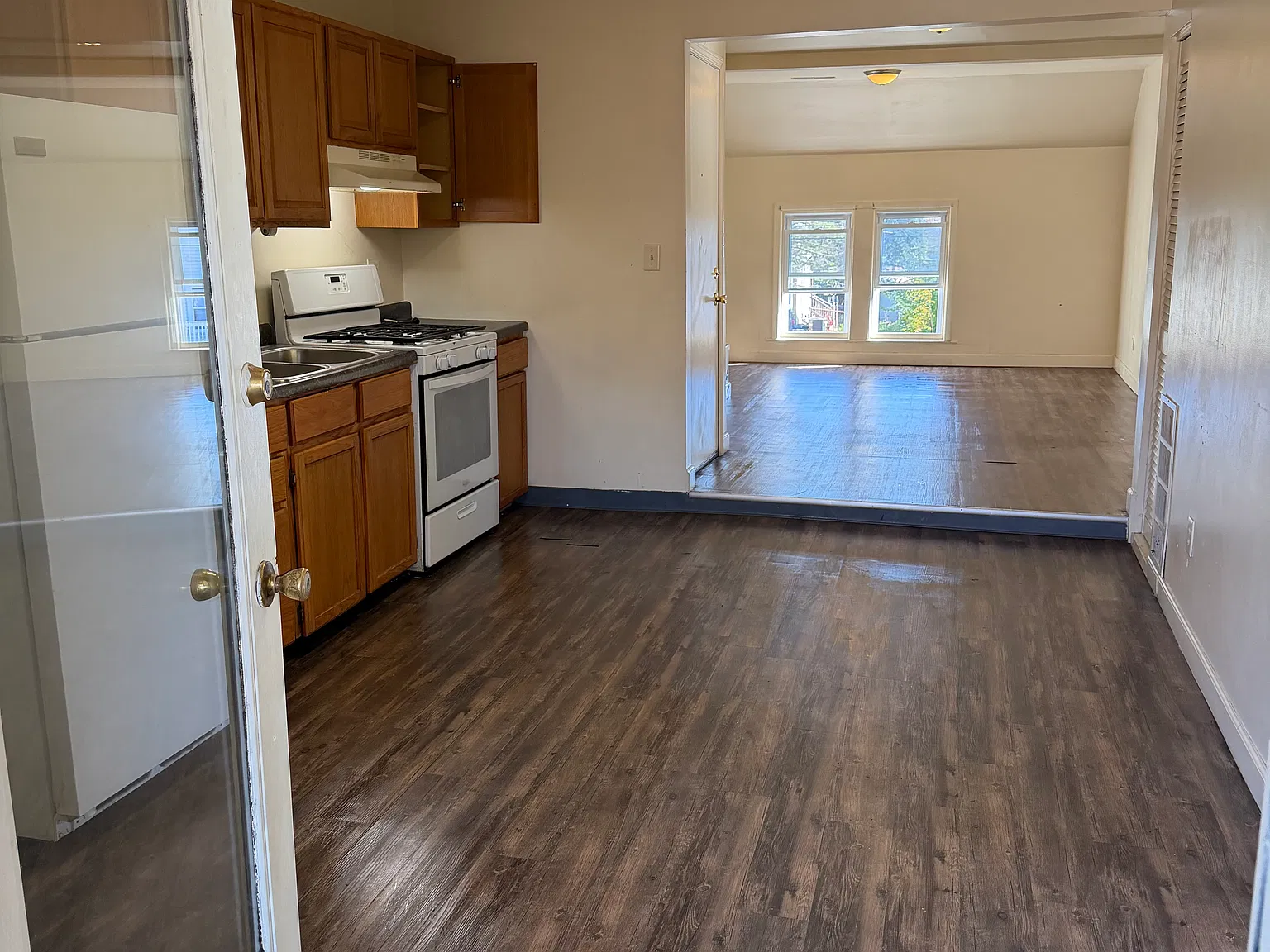 2 bed, 700 sqft, $1,000 — Photo 3
