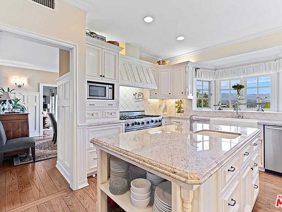 5th image of 3555 Beverly Glen Ter