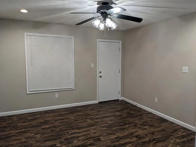 528 E Redwood St — Photo 13