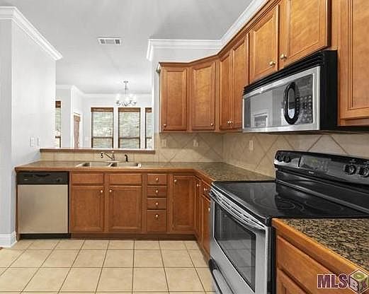 Kitchen showing access to dining area. Place for counter top eating.