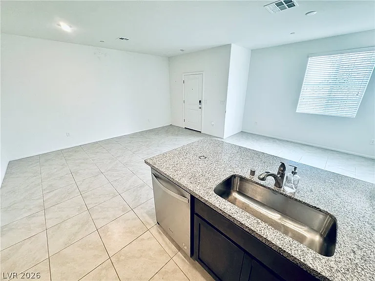 850 Bronzite St — Photo 3