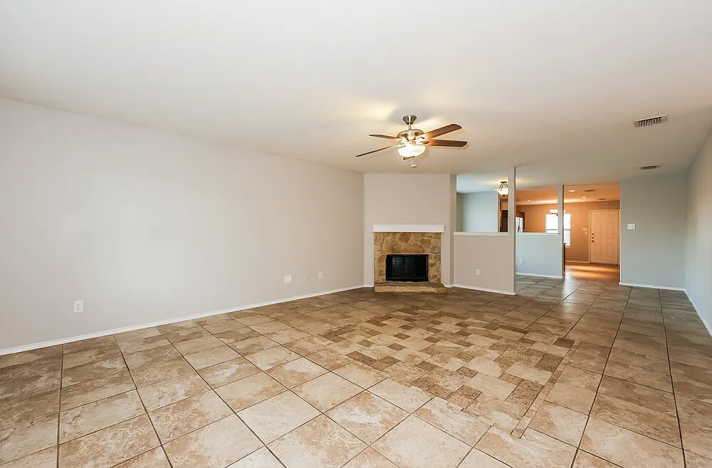 3 bed, 2.0 bath, 1895 sqft, $2,230 — Photo 4