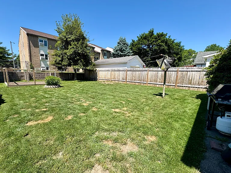 182 Roosevelt St — Photo 21