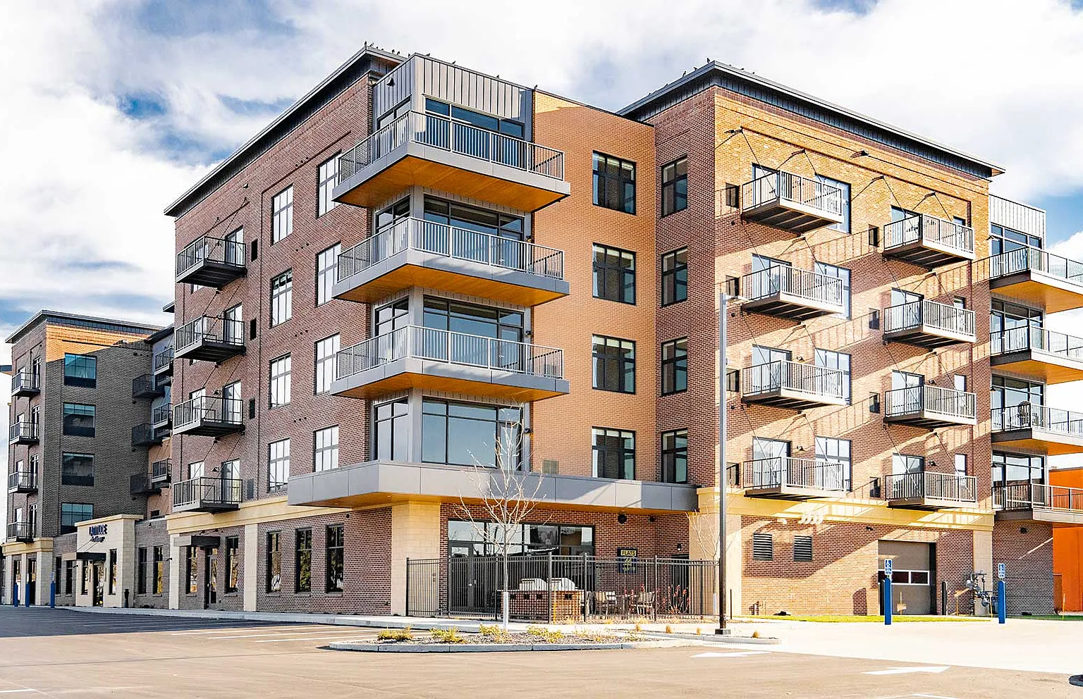 2 bed, 1000 sqft, $2,550 — Photo 1