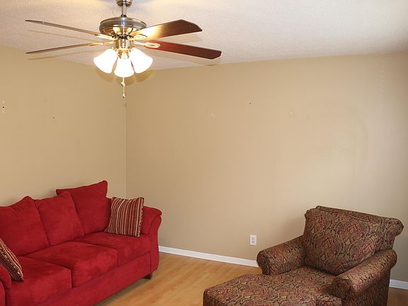 3rd image of 7233 Meadowbrook Cir