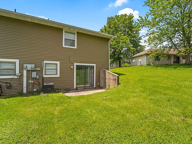 1304 Essex Ct — Photo 14