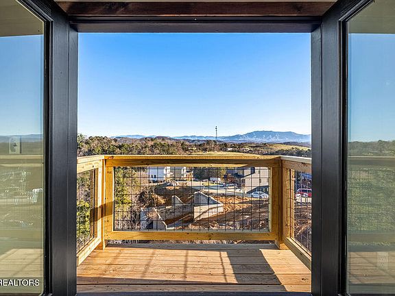 3rd image of 1567 Rainbow Ridge Way
