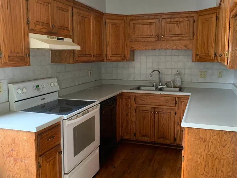 125 N Kendall Dr — Photo 3