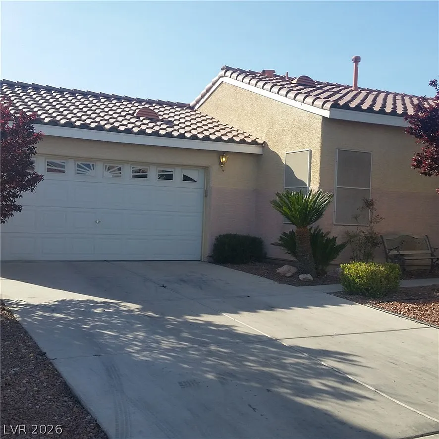 3 bed, 2.0 bath, 1416 sqft, $1,975 — Photo 1
