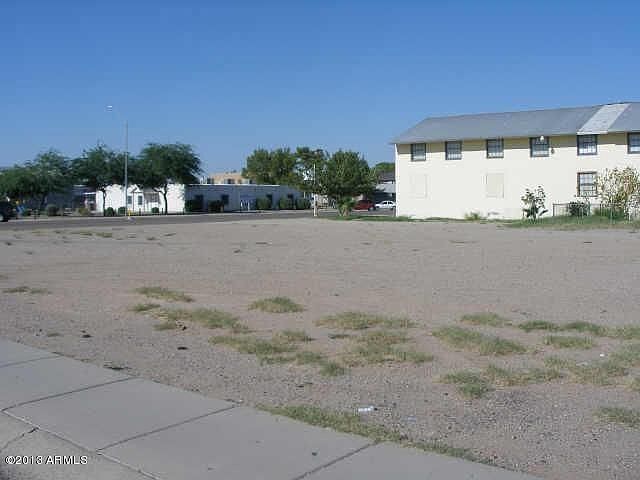 2nd image of 208 W Pinkley Ave