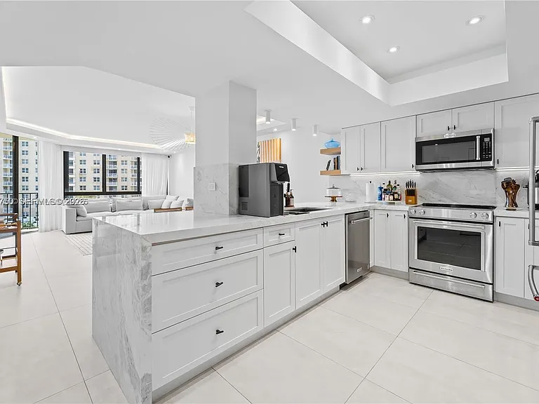 520 Brickell Key Dr — Photo 7