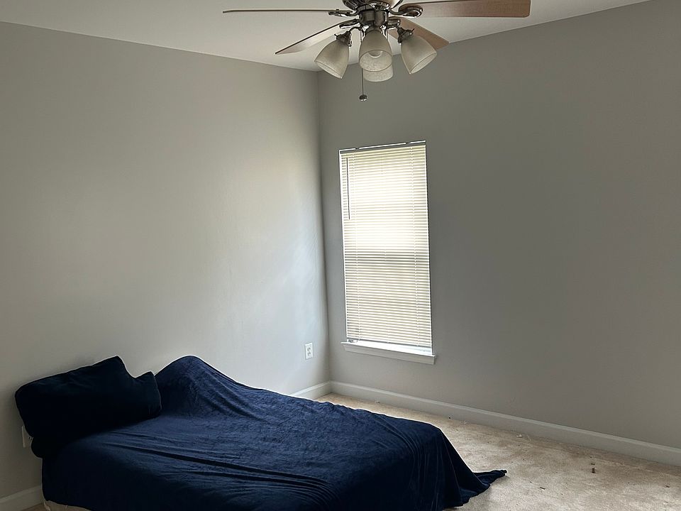 Available room for rent on the upper level.