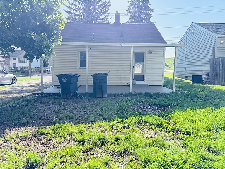 978 Kelly Ave — Photo 2