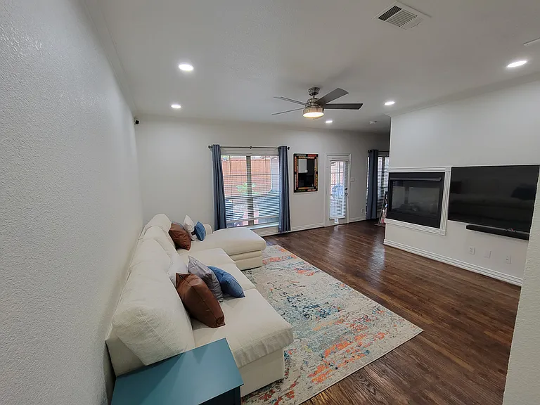 4263 Towne Lake Ct — Photo 6