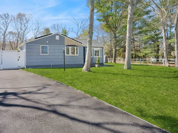 94 Bay Ave E, Hampton Bays, NY 11946