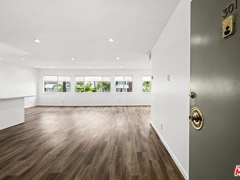 136 S Palm Dr #301 — Photo 2