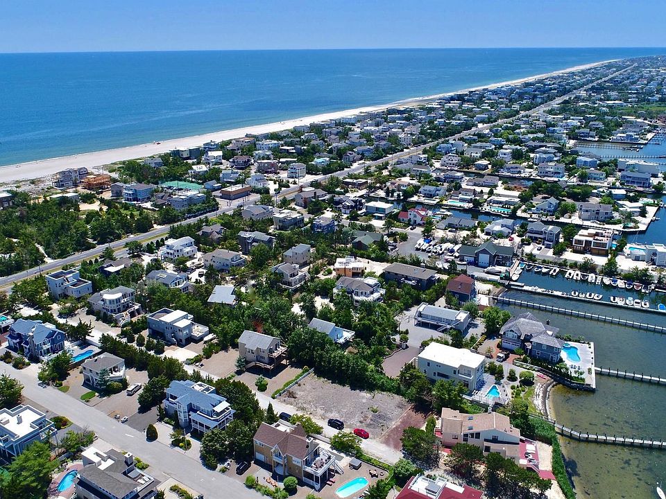 2nd image of 168 Long Beach Blvd #E