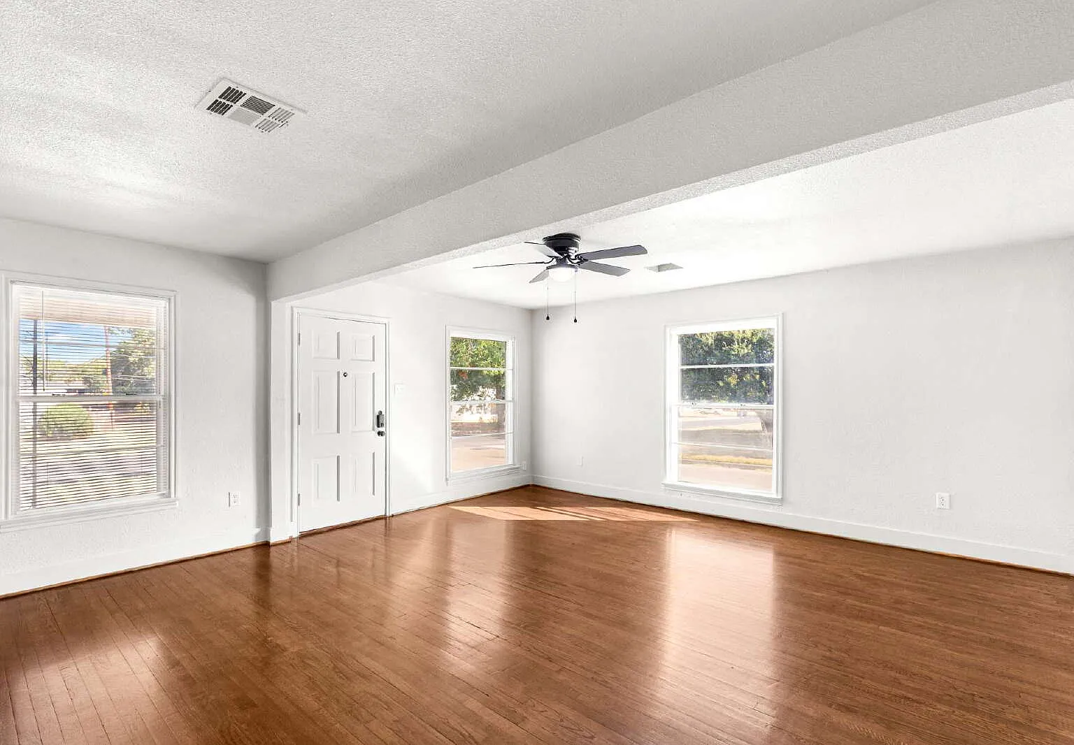 3 bed, 1.0 bath, 1372 sqft, $1,700 — Photo 3