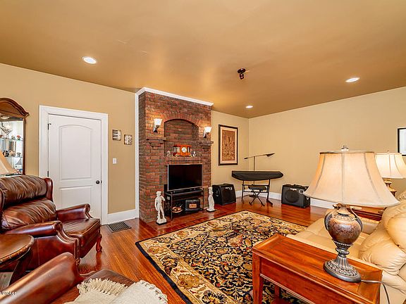 5th image of 2104 Lancashire Ave