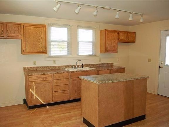 4th image of 211 Union St