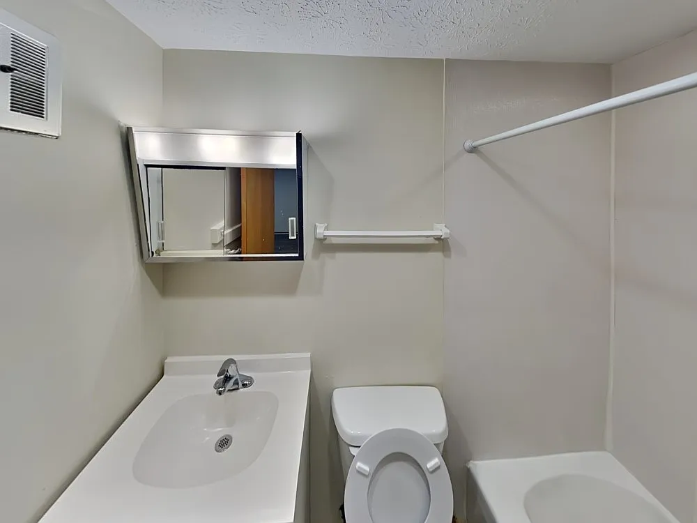 Building Photo - 49 E 14th Ave #D