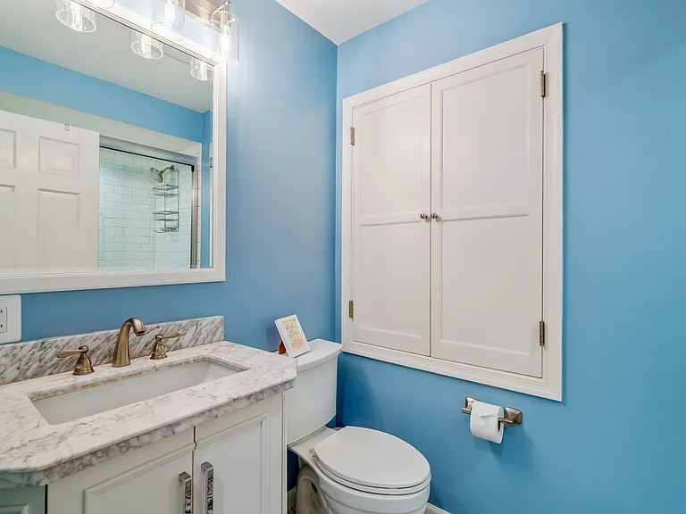 Full bathroom near bedrooms 2& 3