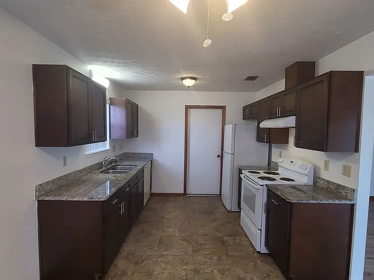 7709 Betty Louise Dr — Photo 5