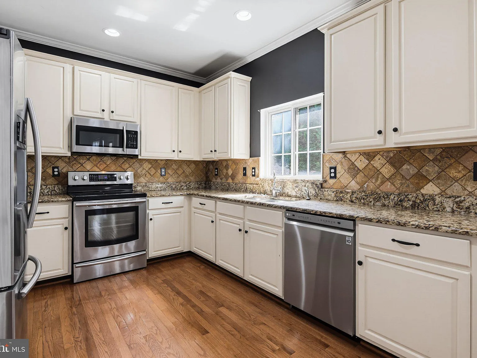 4 bed, 2.5 bath, 2966 sqft, $4,000 — Photo 3