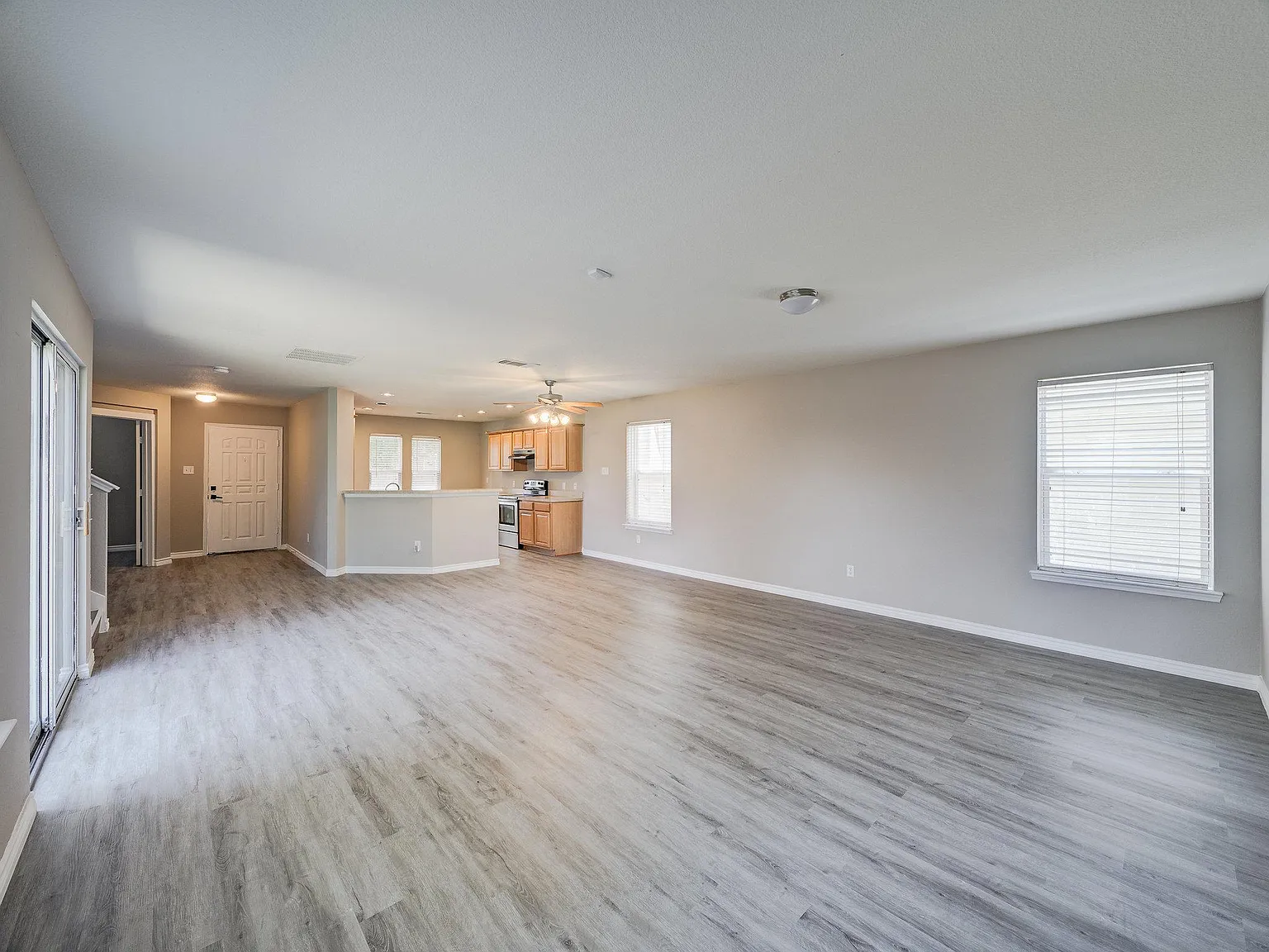 3 bed, 2.5 bath, 1986 sqft, $2,395 — Photo 2