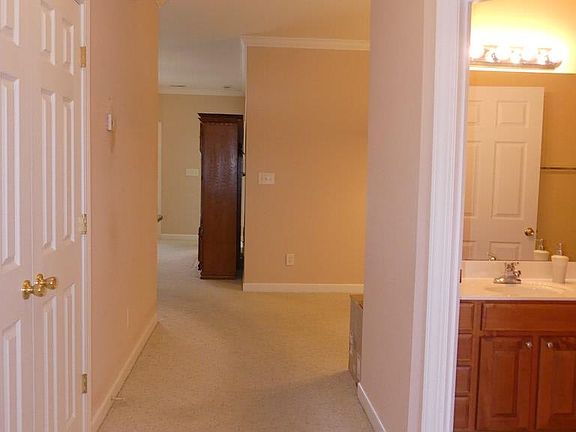 3rd image of 102 Savannah Cir