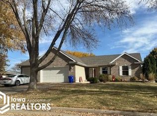 907 Golfview Ave, Britt, IA 50423