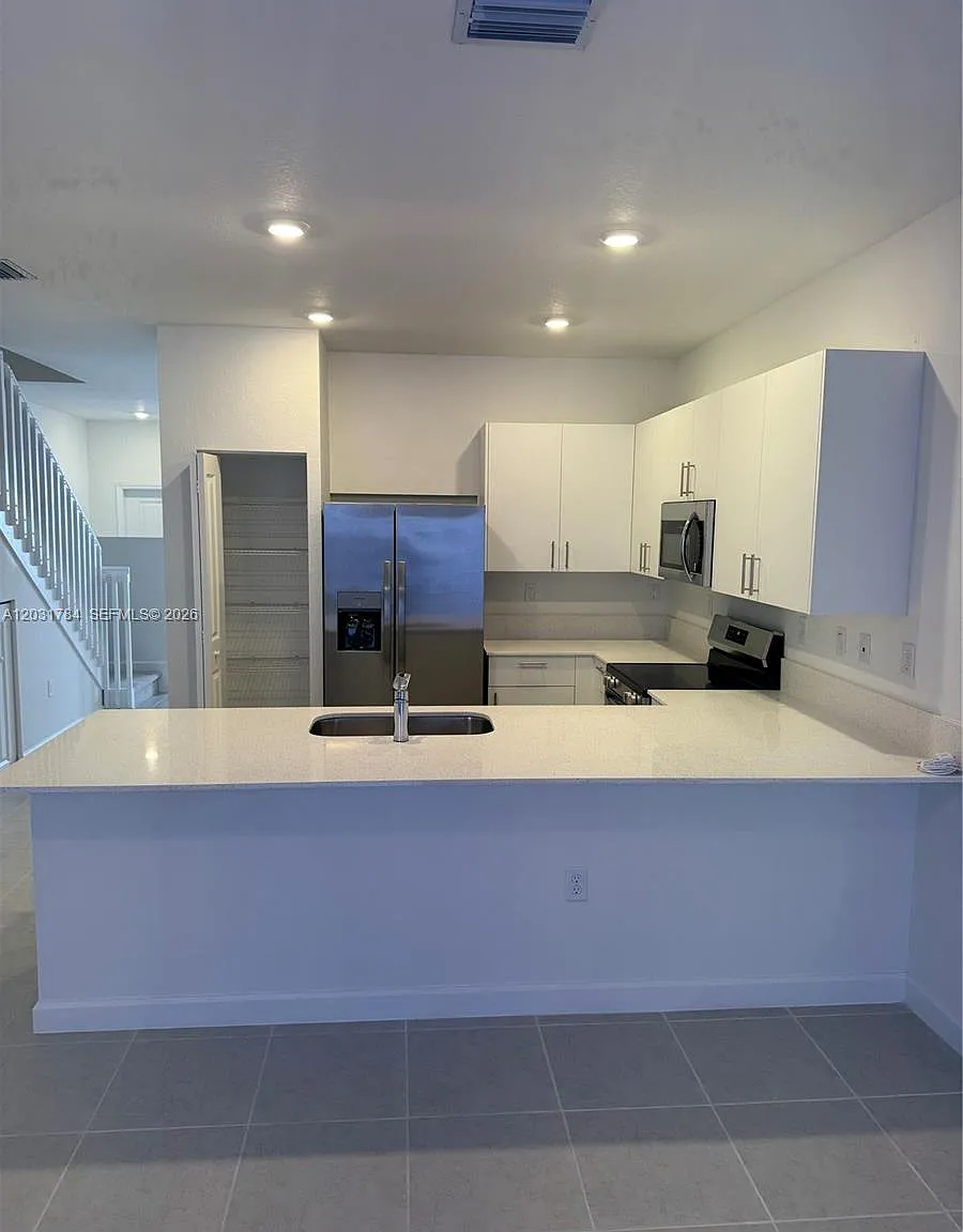 3 bed, 2.5 bath, 1545 sqft, $2,400 — Photo 2