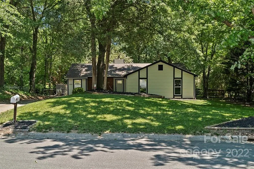 11525 Lone Star Cir — Photo 1