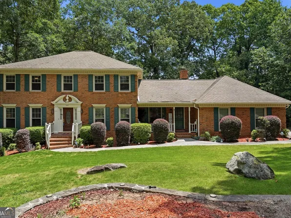5027 Castlewood Dr SW, Lilburn, GA 30047