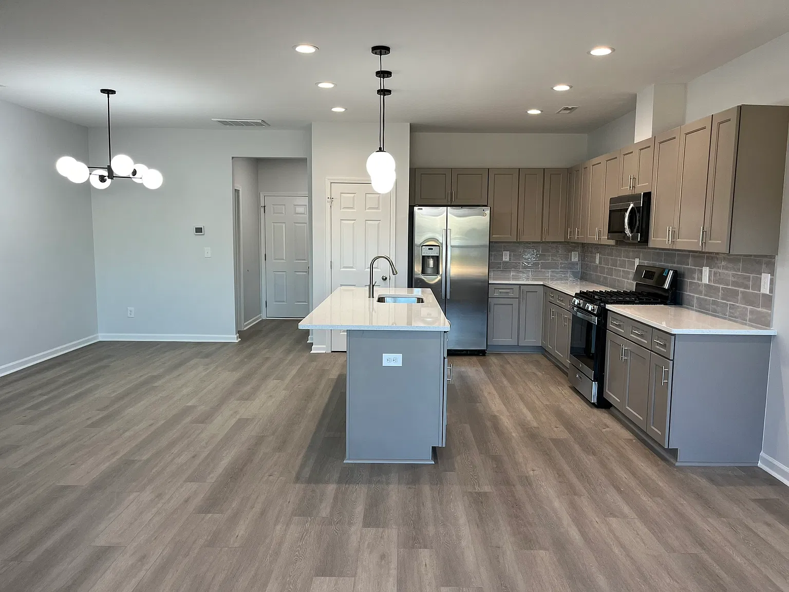 3 bed, 2.5 bath, 1824 sqft, $2,250 — Photo 4