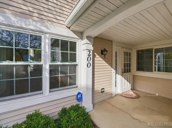200 Lenox Ct, Carol Stream, IL 60188