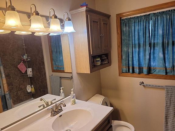 5th image of 511 W Illinois St