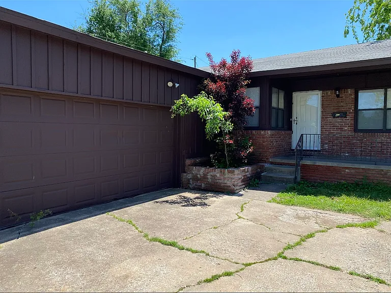 E 32nd Pl — Photo 2