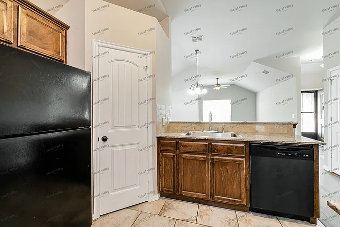 3 bed, 1.5 bath, 1303 sqft, $1,595 — Photo 4