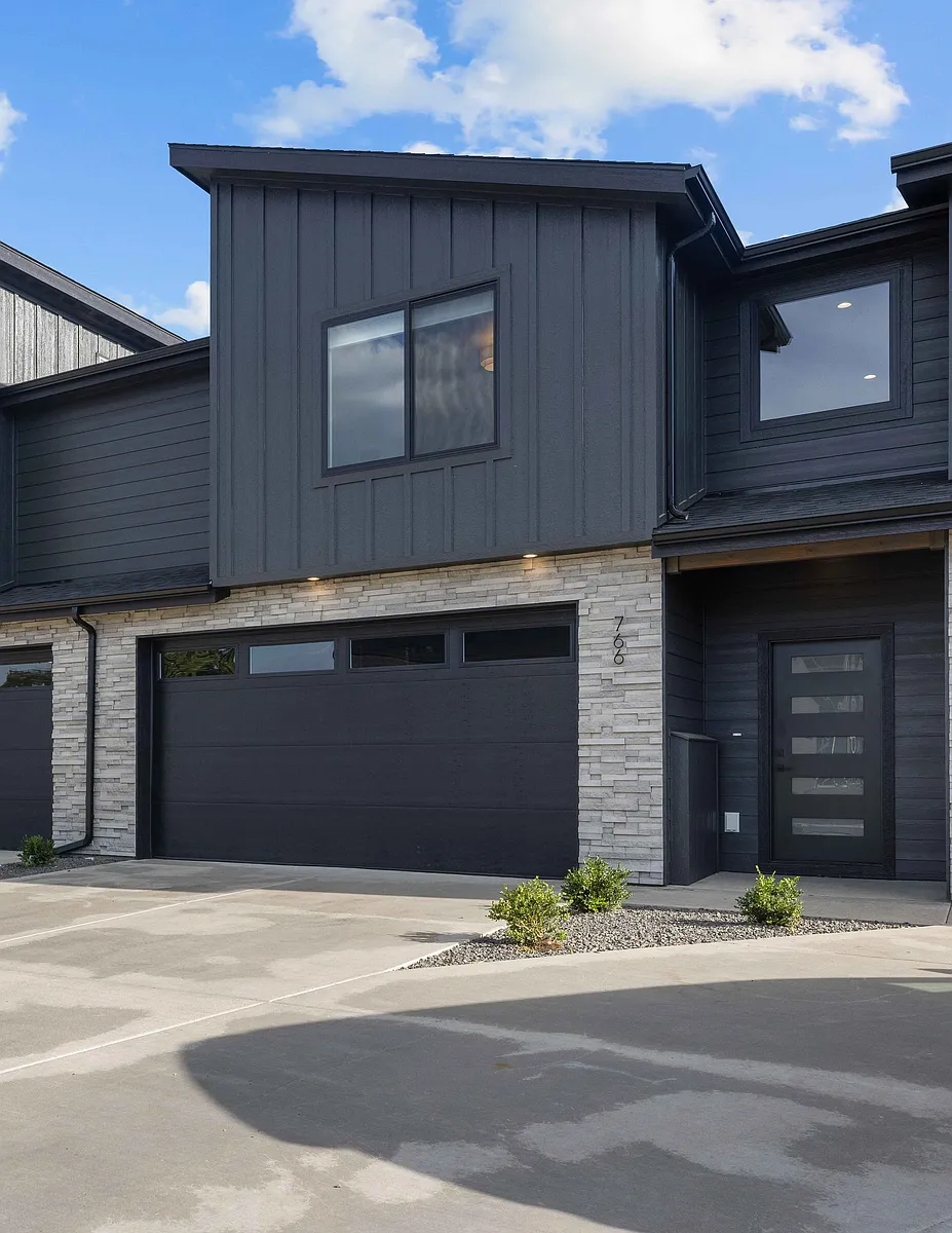 Building Photo - 772 W Redwood Ct #772