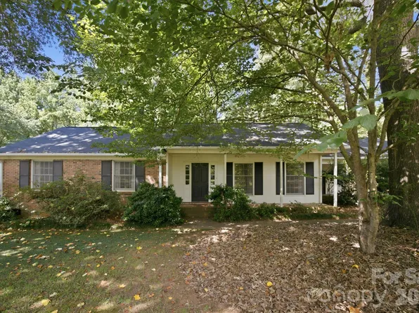 8801 Holiday Dr, Charlotte, NC 28215