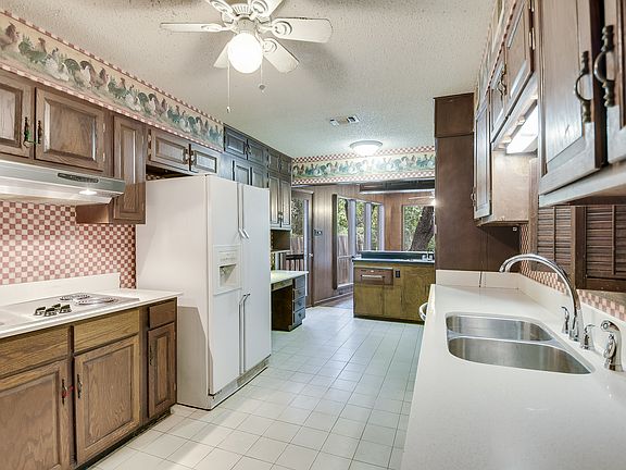 5th image of 822 Firefly Dr