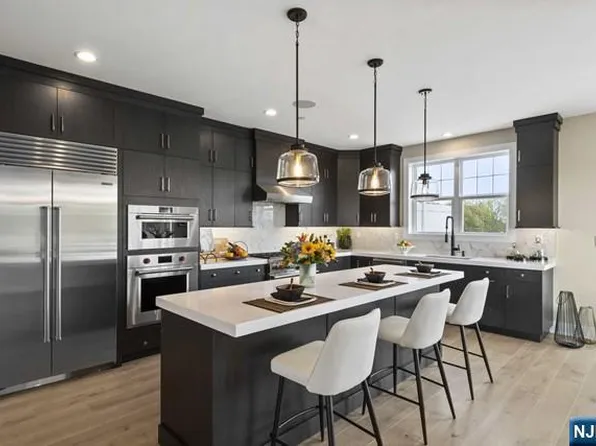 5 Cinnamon Dr, Upper Saddle River, NJ 07458