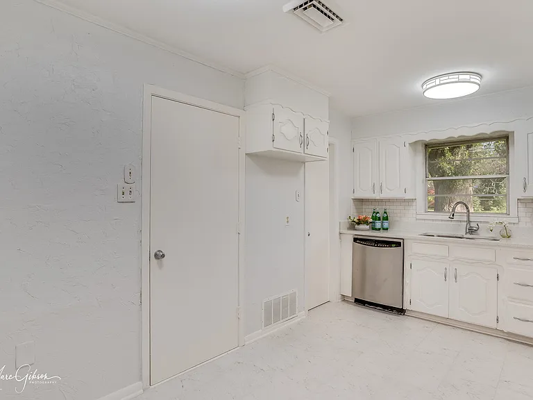 858 Robards St — Photo 11
