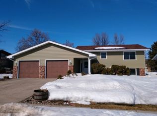 322 Circle Hills Dr, Grand Forks, ND 58201