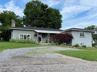320 Highland Dr, Hurricane, WV 25526