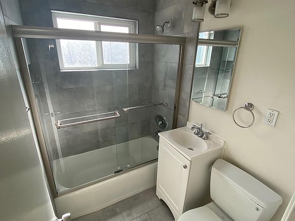 3rd image of 2635 Magnolia Ave